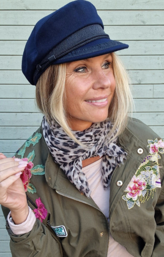 Cool och trendig sailorhatt, perfekt för att addera marina vibes till din look.