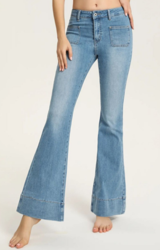 Trendiga jeans med 70-tals inspirerande fickor, utsvängda ben och mjuk stretch, perfekt att styla med blus, skjorta eller kavaj.