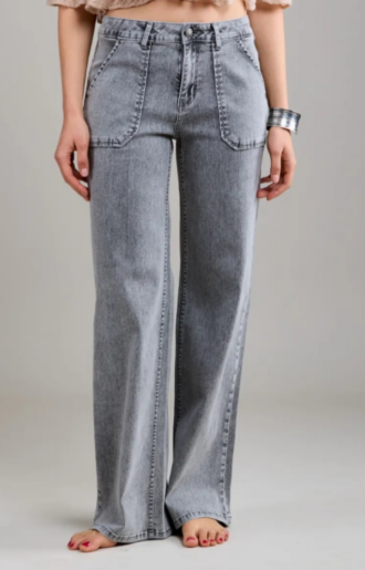 Trendiga baggy jeans i tvättad grå färg med stretch, fickor framtill och 70-talskänsla. Perfekta för en stilren look.