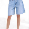 Supercoola baggy jeansshorts i stretchigt denim med rå kant och knäppen i sidorna. Bekväma och trendiga. Normala i storlek. Modellen bär S, 172 cm.