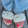 Beige slipperssandaler med dekorativa beige pärlor och zigzagbroderier – eleganta sommarskor som passar till både vardags- och festkläder.
