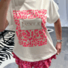 Vit tshirt i bomullselastan med Jadore i guld och rosa leo framtill.