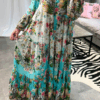 Turkos viskosklänning med blommor i rosa, blått, orange och grönt – luftig modell med volangärm och vidd i kjolen, passar S till XL