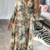 Klänning i 100% viskos med beige botten och blommönster – luftig modell med volangärmar, vidd i kjolen och bohemisk stil, passar S till XL.