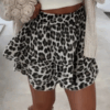Beige leopardmönstrade skorts i krinklad bomull – kombination av shorts och kjol med djurmönster i en mjuk, strykfri kvalitet.