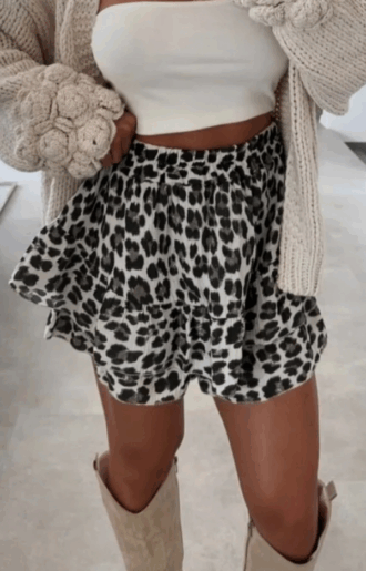 Beige leopardmönstrade skorts i krinklad bomull – kombination av shorts och kjol med djurmönster i en mjuk, strykfri kvalitet.