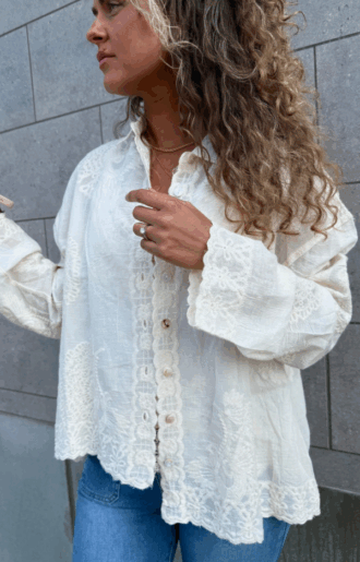 Beige bomullsblus med broderier och knäppning – kan bäras öppen med spetstopp eller stängd som blus, passar XS–XL