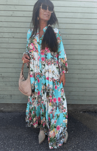 Turkos viskosklänning med blommor i rosa, blått, orange och grönt – luftig modell med volangärm och vidd i kjolen, passar S till XL
