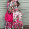 Bohemisk klänning i cerise med blommönster – 100% viskos, vidd i kjolen och volangärmar, passar storlek S till XL.