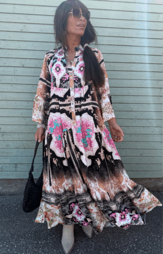 Klänning i svart med rosa blommor – volanger och vidd i kjolen, boho-stil från Love Forever